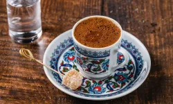 Türk kahvesini böyle pişirince bol köpüklü oluyor! İşte köpüklü kahve yapmanın püf noktası