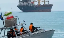 Hürmüz'de 2 gemi kaza yaptı
