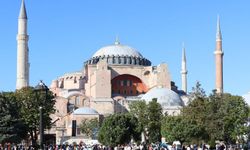 Ayasofya Camii'nde İncil okuyan Rus turistler gözaltına alındı!