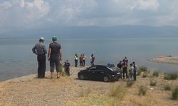 Serinlemek için göle giren iki kişi ölü bulundu