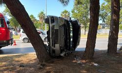 Kaldırıma çarpıp takla atan otomobilin sürücüsü yaralı olarak kurtuldu