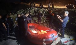 Su yükselince Fırat Nehri'nde mahsur kaldılar: 26 kişi kurtarıldı