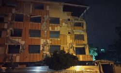 Kartal'da yıkım bekleyen binada kısmi çökme
