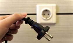 Elektrikli cihazların fişini çekenler büyük zarar ediyor! Cihazınız yanabilir