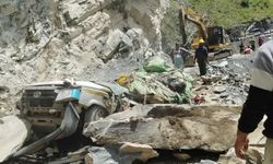 Aracın üzerine kaya düştü: 13 kişi yaşamını yitirdi