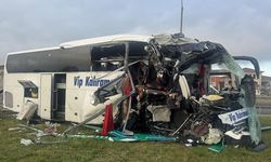 Yolcu otobüsü bariyere ve tabelaya çarptı: 5'i ağır 15 yaralı