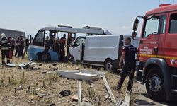 Midibüs ile panelvan çarpıştı: Ölü ve çok sayıda yaralı var