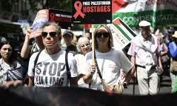 Londra'da yapılan yürüyüşte "israil'e yaptırım uygulansın" sesleri yükseldi!