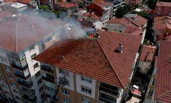 Binanın çatısına yıldırım düştü, yangın çıktı!