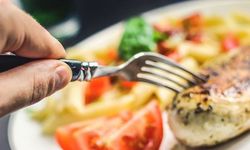 Yemek sırasında su içmek yararlı mı zararlı mı? Uzmanlar açıkladı