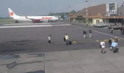 Endonezya'da Havalimanında Kanlı Saldırı: İniş Yapan Uçağın Pilotları Vuruldu