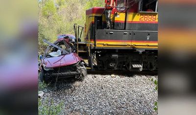 ABD'de Tren Minibüse Çarptı: Hemzemin Geçitte Can Pazarı