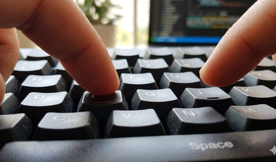 F ve J tuşlarındaki o küçük tümsek ne işe yarıyor biliyor musunuz? Klavye kullanırken işinizi inanılmaz kolaylaştırıyor