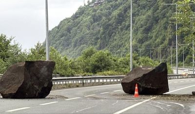 Rize'de yamaçtan kopan kaya parçaları yola düştü!