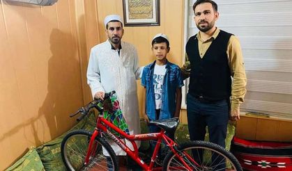 40 gün boyunca 5 vakit namazını camide kılan gençlere ödül verildi