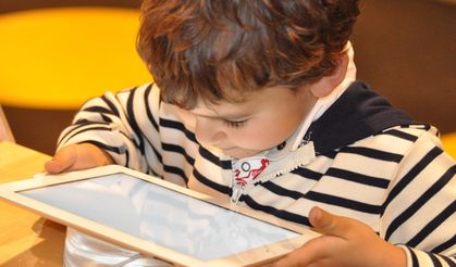 0-3 yaş arası çocuklar ekrana hiç maruz kalmamalı