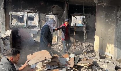 Evinin enkazına gelen Filistinli teyze: "Sevdiğim ne varsa aldılar benden"