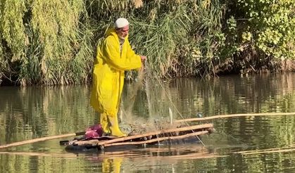 Diyarbakırlı balıkçı, 55 yıldır "kelek" üzerinde Dicle nehrini arşınlıyor