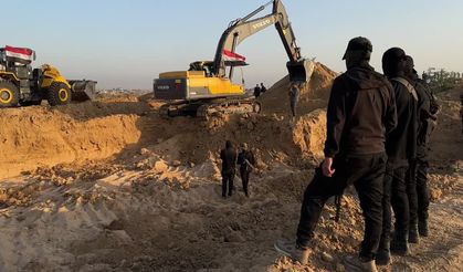 Hamas mücahitleri, israil tarafından öldürülen Yahudilerin cesetlerini arıyor