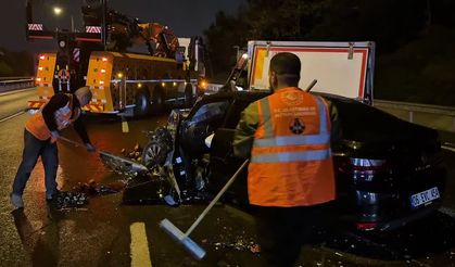 TEM'deki kazada, otomobil hurdaya döndü