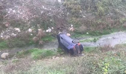 Otomobil dereye devrildi, 2 kişi yaralandı