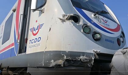 Manisa'da yolcu treni kamyona çarptı