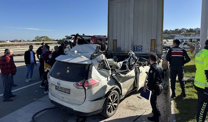 TIR'a çarpan otomobilin sürücüsü hayatını kaybetti