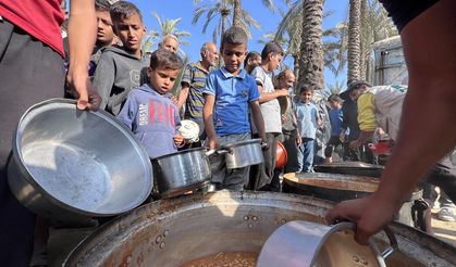 Gazzeliler Deyr el-Belah'ta sıcak yemekle buluştu