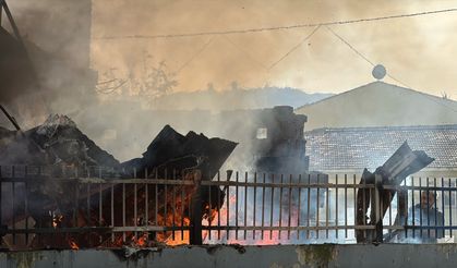 Vatandaşlar, depoda çıkan yangını su kovalarıyla söndürmeye çalıştı