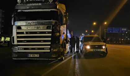 TIR'ın altında kalan yaya ağır yaralandı