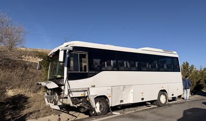 Yolcu midibüsü ile otomobil çarpıştı: 11 yaralı var