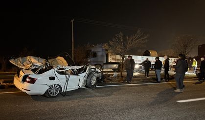 Park halindeki tıra çarpan otomobilde 2 kişi yaralandı