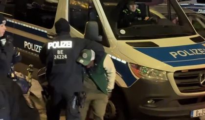 Alman polisi, soykırım karşıtı gösteride, sivil aktivistlere saldırdı