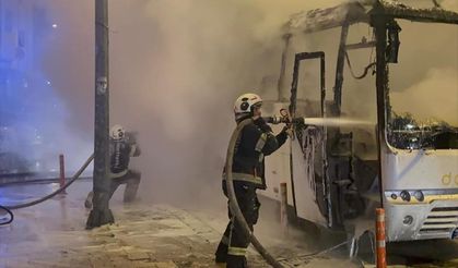 Seyir halindeyken yanan işçi servisi kullanılamaz hale geldi