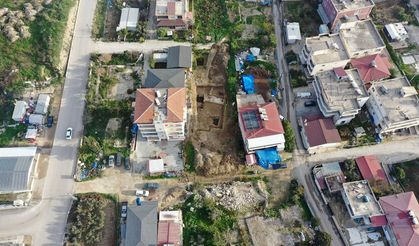 Depremin yıktığı binanın altından tarihi eser  fışkırdı