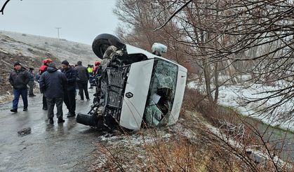 Öğrenci servisi devrildi 15 kişi yaralandı