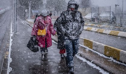 İstanbul'un bir tarafında yoğun kar varken, diğer tarafı güneşli ve açık