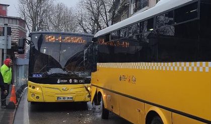 2 İETT otobüsü kafa kafaya çarpıştı!