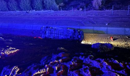 Minibüs uçuruma yuvarlandı: 14 yaralı var