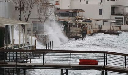 Marmaris'te fırtına kıyıları böyle vurdu, feribot seferlerini durdurdu