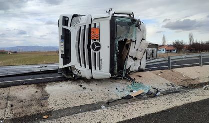 Kayseri'de akaryakıt tankeri devrildi, faciadan dönüldü