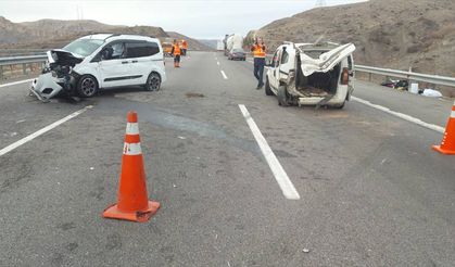 İki hafif ticari aracın çarpıştığı kazada 1 çocuk öldü, 7 kişi yaralandı