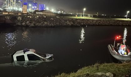 Kaza yapan zabıta aracı denize düştü