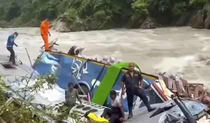 Yolcu otobüsü uçuruma yuvarlandı: 13 ölü, 34 yaralı!