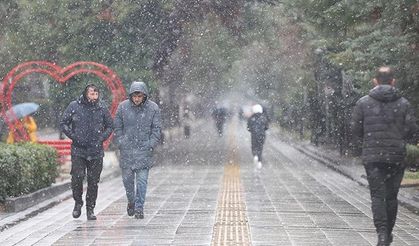İstanbul'un yanı başında kar yağışı başladı! AKOM'dan uyarı yapıldı