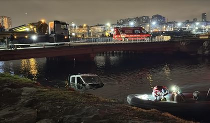 Kaza yapan zabıta aracı denize düştü!