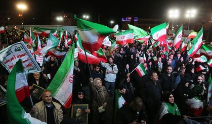 İranlılar, bombardıman altında meydanlara indi