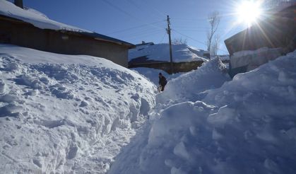 Köy karla kaplandı: Hayat mücadelesi kat kat katlandı!