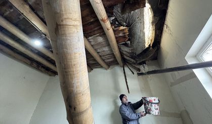 Toprak evin damının bir bölümü çöktü