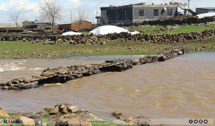 Diyarbakır'da yol su altında kaldı, diyaliz hastası saatlerce bekledi!